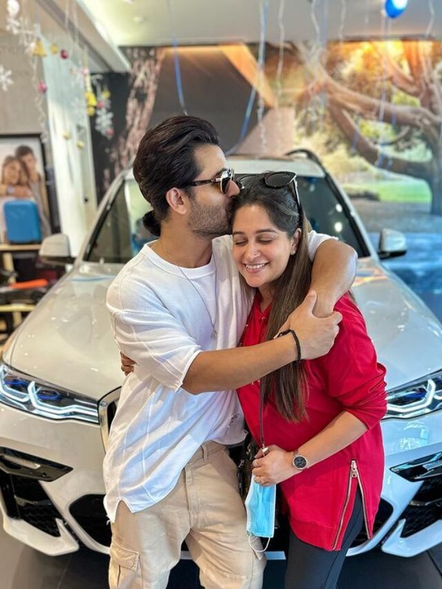 Shoaib Ibrahim and Dipika kakar announced their pregnancy on social media posted picture